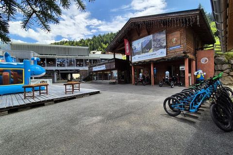 Dieses geräumige Chalet ist ideal für große Gruppen und bietet auf zwei Etagen Platz für bis zu 12 Personen. Das Chalet verfügt über sechs komfortable Schlafzimmer, darunter zwei Master-Suiten mit eigener Dusche, und ein Zwischengeschoss mit vier Ein...