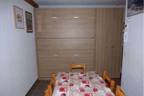 El apartamento está situado a tiro de piedra de los comercios y de las pistas de esquí. ¡Perfecto para tus vacaciones familiares! El apartamento incluye: Una cocina equipada abierta al salón con sofá cama desplegable (2x 80) y literas (2 x 80) Un dor...