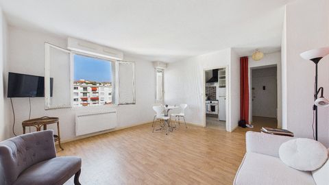 In het hart van Biarritz, vlakbij het Zuidstation, winkels en het Grande Plage. Kom en ontdek dit appartement in een prachtig Andalusisch art-decogebouw uit 1950. Het appartement ligt op een hoge verdieping met lift en bestaat uit een entree met hal ...