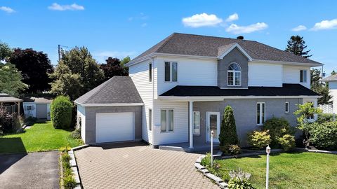 Semi-detached in the quiet neighborhood of Sacré-Coeur in Rimouski. 2 bedrooms with the possibility of a third, walk-in closet and ensuite bathroom to the master bedroom, 1 powder room, lots of storage, insulated and heated attached garage and intima...