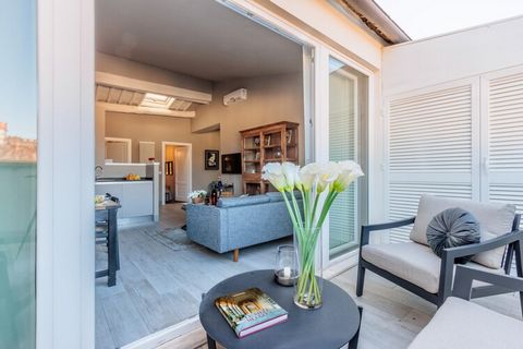 Lumineux et idéalement situé, cet appartement de vacances situé au troisième étage offre deux chambres doubles et peut accueillir confortablement jusqu'à quatre personnes. Entièrement climatisé et meublé avec soin, il dispose d'un salon chaleureux av...