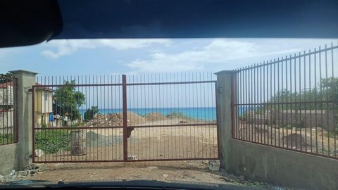 Joli terrain avec vue sur la mer de 18 500 pieds carrés dans un quartier développé. Entièrement clôturé et situé au centre de la route principale de Bull Bay. Peut être utilisé à des fins commerciales ou résidentielles. À proximité de l’aéroport inte...