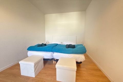 Enjoy a comfortable 65 m² duplex in the secure Villa Bianca residence in Valras-Plage, ideal for up to 6 guests. The apartment features a bright living room with sofa bed, a fully equipped open kitchen, one double bedroom, one twin bedroom, and a mod...