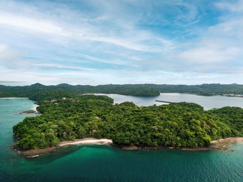 Situé à quelques pas du sable et de la mer sur l’île privée de Pearl Island, ce site de 4 916 m² (1,21 acres) est situé au milieu d’une canopée d’arbres et offre une vue imprenable sur le golfe de Panama. L’emplacement orienté au nord offre une intim...