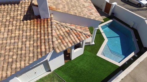 Belle villa 4 faces spacieuse avec piscine et garage.