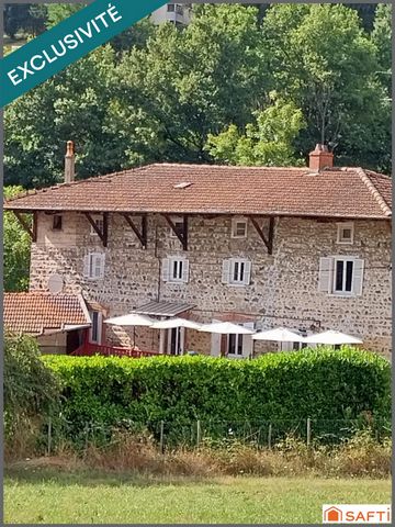 Ancien moulin en pierre avec jardin au bord de l’eau
