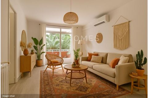 Superbe appartement de 103 m² à vendre (90 m² de surface utile) bénéficiant d'un emplacement privilégié, entre la Calle Llançà et l'Avenida Roma, à seulement deux minutes à pied de la gare de Sants. Situé au deuxième étage d'un immeuble avec deux asc...
