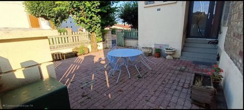 A découvrir à Luxeuil-Les-Bains, ville thermale et touristique, cette maison mitoyenne de 110m2 habitables, 4 chambres et terrain . Proche du centre ville et dans une rue très calme, sur S/sol complet, elle vous offrira : Au rdc , sas d'entrée, pièce...