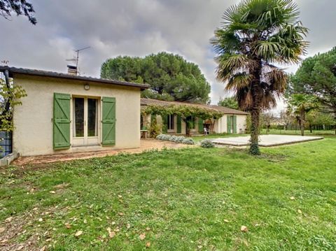 Villa de plain pied avec parc arboré et sa piscine