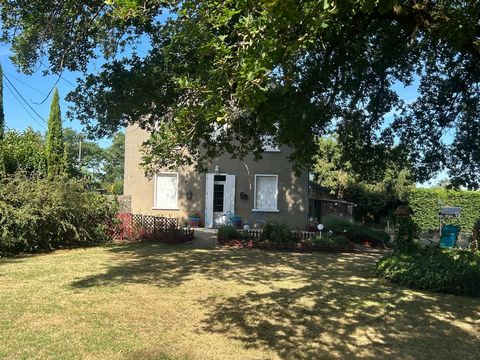Maison avec dépendances et parc clos et arboré.