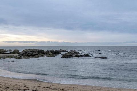 Kustcharme in een vredig groen toevluchtsoord. Verscholen in de weelderige residentie Valentin Plage van 2 hectare biedt dit appartement een serene ontsnapping aan de Côte Sauvage, vlakbij La Baule. Of u nu ontspant op het balkon met uitzicht op de t...