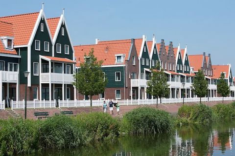 Charme aan het water in het hart van Volendam Word wakker met een sereen uitzicht op het water in dit onlangs gerenoveerde vakantiehuis op Marinapark Volendam. Met twee verdiepingen vol gezellig, modern comfort beschikt dit ruime toevluchtsoord over ...