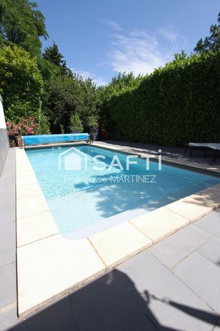 Un écrin de verdure, une piscine pour le plaisir de la baignade, une porte grande ouverte sur la détente et les modes doux