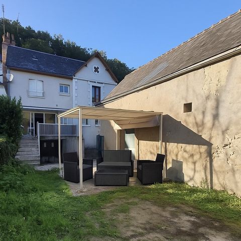 Situé dans un environnement calme et agréable, au coeur des châteaux de la Loire, cet ensemble immobilier se compose de deux habitations indépendantes implantées sur une parcelle close de 970 m2 avec coup de pêche. Idéal pour une grande famille, un p...