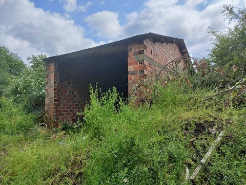 MAISON EN BRIQUES A RECONSTRUIRE