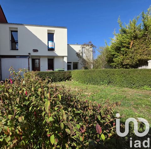 iad France - Emmanuelle Degois vous propose: Maison familiale de 4 chambres avec jardin et garage, à 5 mn de Troyes, sur la commune de Pont Sainte Marie, de plus de 100 m2. Cette charmante maison individuelle en quinconce, avec beau potentiel, offran...