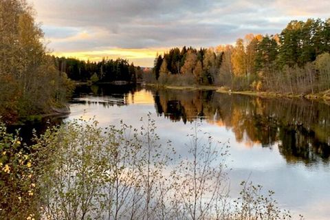 Vers la rivière Klarälven et le paysage forestier du Värmland dans une charmante maison indépendante avec un grand autel sous le toit. Situé au nord-ouest de Hagfors dans le Värmland à environ 10 minutes de l'un des plus beaux parcours de golf de Suè...