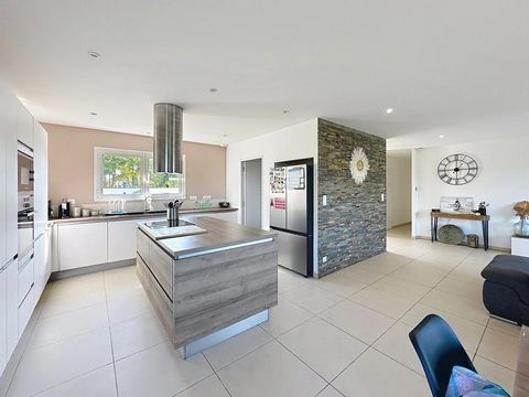 Villa de 158 m2 avec 4 chambres , sous-sol et piscines avec vue sur les hauteurs de Cahors