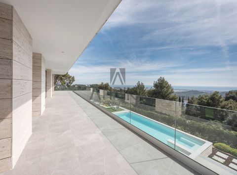 Located in one of the most exclusive ‘Gavà’ areas, a quiet residential area where you can enjoy overlooking an impressive sea and mountain landscape, we find this spectacular brand new high standing property. Its magnificent design, which bets on lar...