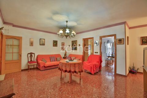 Identificação do imóvel: ZMES506129 Beautiful house kills in Álora, with a privileged location for its views, in a very quiet area, very close to schools and institutes. The house has three spacious bedrooms, two bathrooms, entrance hall, large livin...