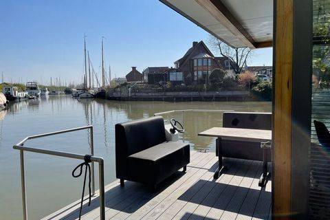 Ta przytulna łódź mieszkalna w porcie Monnickendam ma świetną lokalizację. Jest to doskonała baza wypadowa na wakacje z rodziną lub partnerem.Odwiedź centrum Monnickendam i delektuj się świeżymi rybami z IJsselmeer. Volendam i Marken są łatwo dostępn...