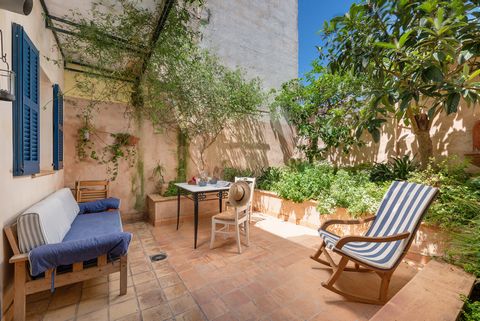 Welcome to this great townhouse with a patio and close to the beach in Porto Cristo. It has a capacity for 6 guests. The patio -with its touches of greenery- invites you to enjoy a delicious breakfast before heading to the beach and relaxing on the e...