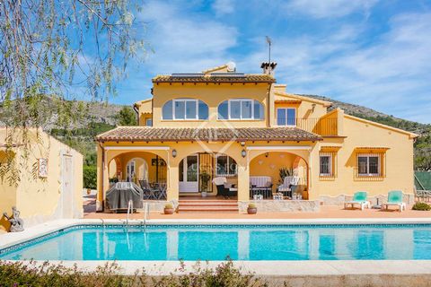 Immaculate villa with five bedrooms and three bathrooms surrounded by tranquility and nature but just a short walk to the popular village of Jalon. Nestled on a flat plot this property is has being tastefully refurbished with high quality materials a...