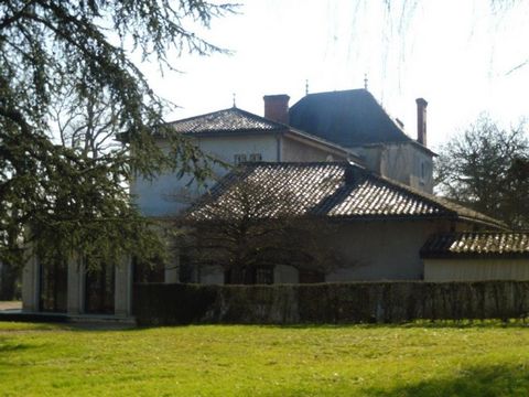 Period 18th/19th century property in Bourg en Bresse. In a landscaped park of about 4 ha, beautiful property consisting of a beautiful house, swimming pool, tennis court, lake, pond and several outbuildings. The main house includes the old farm, the ...