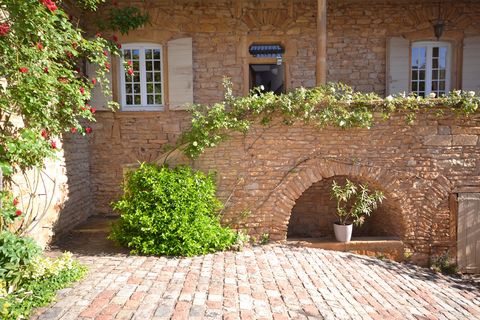 In the center of a Beaujolais village, magnificent authentic stone property with 340 m2of living space. Raised on 3 levels, accommodation includes, on the ground floor, a large entrance, wc, living room with fireplace and very beautiful original parq...