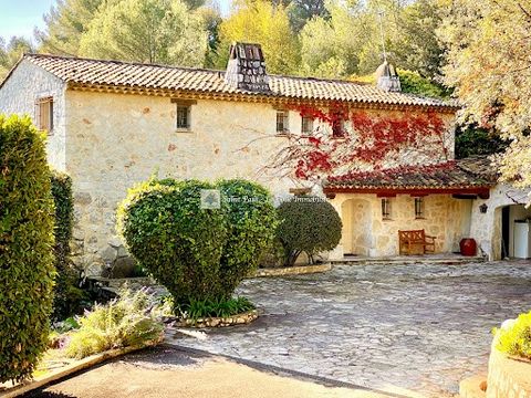 Located in a sought-after and quiet area, on the heights on the edge of Saint Paul de Vence, this beautiful stone farmhouse was designed by the renowned architect Robert Dallas in the 1990s. With a living area of 230m2 , it consists on the ground flo...