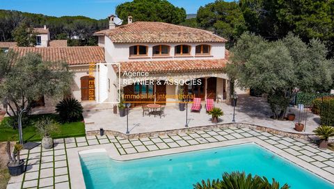 Agence REYNIER & ASSOCIÉS offers you to buy near the Golf de La Motte and outside the condominium: A Bastide of 217 m2 with swimming pool, in a wooded and enclosed park of 5,746 m2. Built with noble materials: exposed beams, terracotta floors and par...