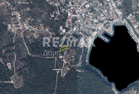 Real estate advisor of Gavardinas Dimitris, member of the Sianos Papageorgiou team and RE/MAX Domi. Available exclusively from our team is a building plot of 520 sq.m. The plot is even and buildable and is located within a settlement in Patitiri Alon...