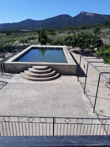 Beautiful finca in Castalla in Partida de Celio area with a plot of 8000m2 and a country house of 256m2. The house is distributed over three floors. On the first floor is the garage and a cellar of 46 m2. On the second floor we have a beautiful hall,...