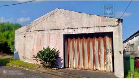 Entrepôt construit sur un seul étage, d'une superficie brute de 394 m2, situé dans la paroisse de Feteira, à Horta (île de Faial). La propriété est située dans la zone industrielle de Quinhões, où se trouvent de petites industries, des ateliers et de...