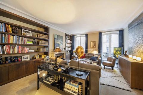 SOLE AGENT. Apartment of 80 sqm in a good condition situated on Rue de Verneuil close to Saint Germain de Près, in the heart of the Carré des Antiquaires district. It is located in a beautiful old building, on the 2nd floor with lift. The apartment c...