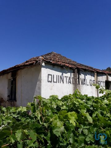 Quintinha em Tabuaço (Douro) com casa de habitação para restaurar. Terreno com a área total de 7.500 m2, com vinha, olival e outras árvores de fruta. Tem benefício de produção de vinho do Porto com cerca de 1.100 Litros por ano. O terreno possui 50 o...