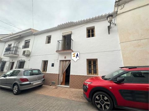 Liebevoll eingerichtetes Stadthaus mit 5 Schlafzimmern in Periana, einem der weiß getünchten Dörfer der Region Axarquia in der Provinz Malaga in Andsalusien, Spanien. Dieses 172 m² große Haus verfügt über eine überdachte Terrasse und etwas Gartenfläc...