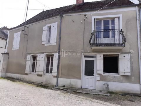 Townhouse Ground floor: kitchen, dining room, bedroom, shower room / wc. 1st floor: 4 bedrooms, bathroom. Adjoining a house of about 38 m². Non-attached barn - Garden on the banks of the Seine next to the barn. Village center all shops- Very sunny. C...