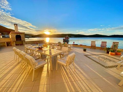Beautiful villa first row to the sea on the island of Vis! A luxurious old building with a spacious terrace located on the waterfront, the most beautiful and oldest part of Vis. Within walking distance from the villa there are many excellent restaura...