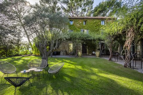 Near the town of Monteux, this property boasts breathtaking views of the majestic Mont Ventoux and the Dentelles de Montmirail. Ideally situated, Carpentras is just a 10-minute drive away, while Isle-sur-la-Sorgue is around 15 minutes. This 19th-cent...