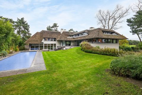 This is where dreams become reality! Welcome to your exclusive oasis in the heart of Knokke. This impressive villa, on a 2049 square meter plot, offers 933 square meters of luxurious living space and is an embodiment of style, comfort, and pure elega...