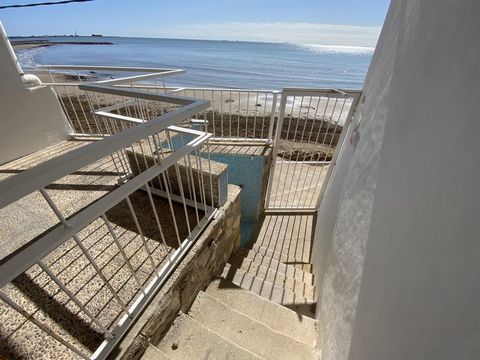 Este Apartamento, ubicado en un edificio en primera linea de mar, esta a la venta en la playa de les Delicies en la población de Sant Carles de la Rapita, al sur de la Costa Dorada. El edificio tiene acceso directo a la playa. Dispone de un dormitori...