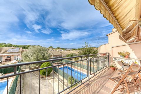 House in La Escala Costa Brava, in the Pedro area, with an area of 212m2 built on a 190m2 plot. It is distributed as follows: Main floor: hall, independent garage, equipped kitchen with access to the terrace, living room with access to the terrace an...