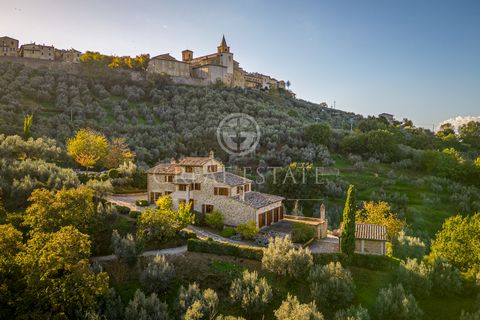 Podere del cantico is a magnificent farmhouse overlooking Assisi characterized by a large living area with windows that make the rooms pleasant and bright. The farmhouse is arranged on three levels, taking advantage of the gentle slope of the land. O...