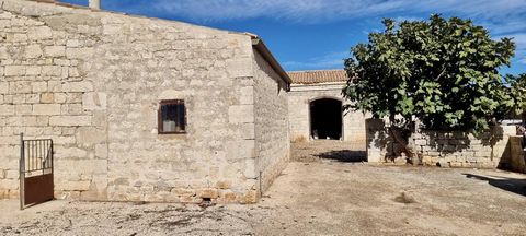 Coldwell Banker 24 Re propose à la vente une ferme située dans la pittoresque campagne sicilienne près de la municipalité de Rosolini et de la merveilleuse région du Val di Noto. Cette ferme exclusive est une authentique oasis de tranquillité, parfai...