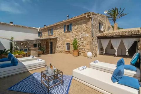 In the center of the bay of Pollença, this fabulous house with wonderful views and a spectacular outdoor area welcomes 8 people. The exteriors are perfect to enjoy the good weather and relax after spending the day at the beach. Tan under the Mediterr...