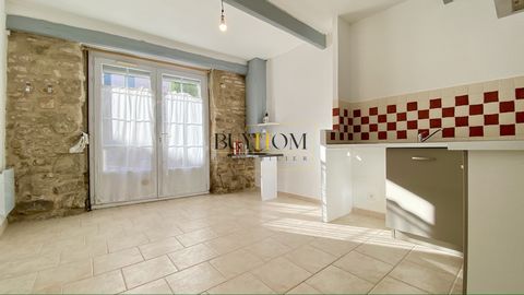 In the heart of the village of Le Thor, come and discover this charming T2 apartment, located on the ground floor. This 30m2 apartment has a semi-equipped kitchen open to the living room, as well as a bedroom with an en-suite shower room. IDEAL FIRST...