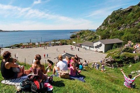 Ansprechendes Ferienhäuschen mit Meerblick, auf der kleinen, idyllischen Insel Tansøy in den Schären außerhalb von Flørø gelegen. Geeignet für Familien mit Kindern, Angeltouristen und alle, die sich für die Natur interessieren. Das Ferienhaus verfügt...