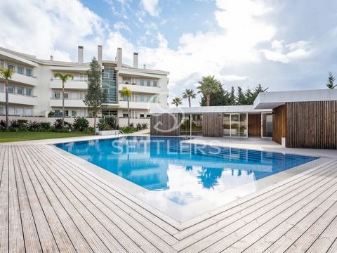 Between the hills of Sintra and the splendor of the Bay of Cascais, this 4 bedrooms apartment is born in Quinta da Beloura, fully equipped and equipped with high quality finishes and generous areas, which flow smoothly to the balconies and gardens of...