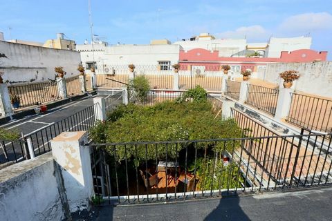 Important house in the upper neighborhood, it has six bedrooms and three bathrooms, the plot is 490 M2., it has a garage for several vehicles, large patio and rooftop, the property faces two streets, to be reformed. Features: - Parking - Terrace